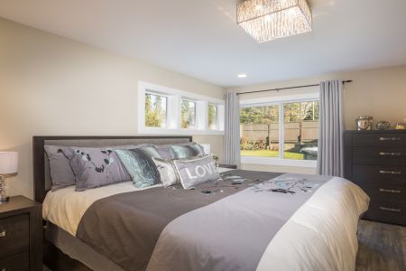 -1250-Glenmore-Drive-Kelowna-BC-V1Y4P3-master-bedroom1.jpg