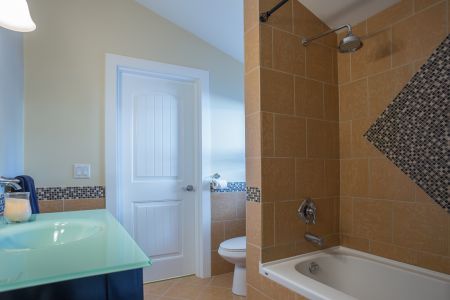 -1250-Glenmore-Drive-Kelowna-BC-V1Y4P3-bathroom.jpg