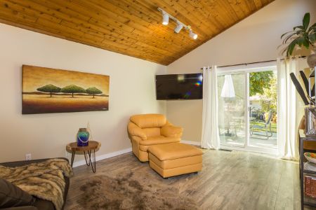 -1250-Glenmore-Drive-Kelowna-BC-V1Y4P3-livingroom1.jpg