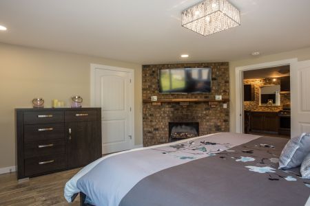 -1250-Glenmore-Drive-Kelowna-BC-V1Y4P3-master-bedroom2.jpg